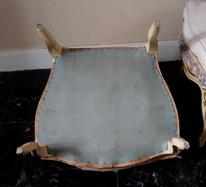 Paire de fauteuils à dossier droit en bois...