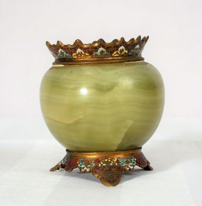 Vase en onyx à monture en bronze cloisonné...