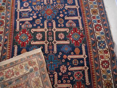 Tapis en laine à décor géométrique sur fond...