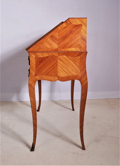 Bureau de pente en bois de placage marqueté...