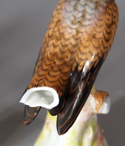 Six sculptures en porcelaine polychrome en...