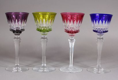 BACCARAT
Huit verres sur pied en cristal...