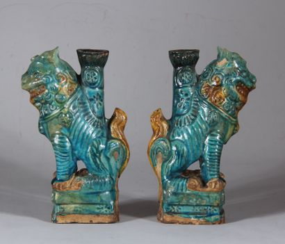 Deux bougeoirs en céramique polychrome en...