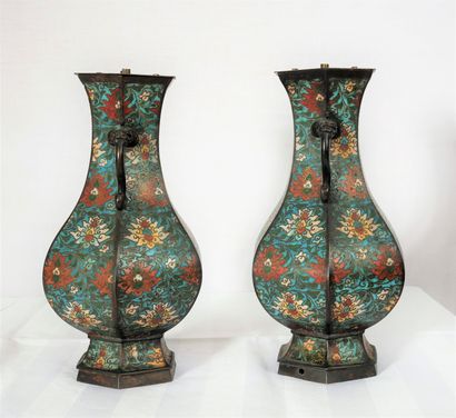 Paire de vases à deux anses en métal cloisonné...