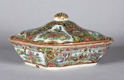 Soupière couvert en porcelaine polychrome...