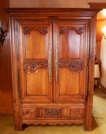 *Armoire en bois naturel mouluré et sculpté...