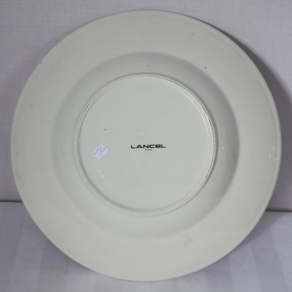 LANCEL

Grand plat creux en faïence à marli...