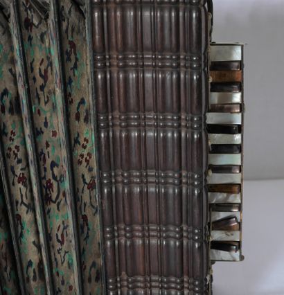 Accordéon en bois naturel et nacre, XIXème...