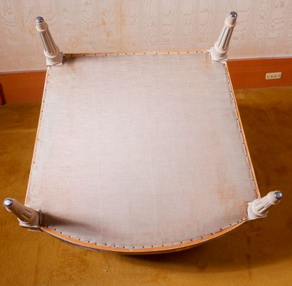 *Bergère à dossier droit en bois laqué rechampi...
