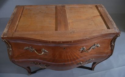 Commode galbée à deux tiroirs sans traverse...