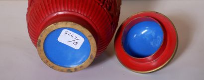 *Vase couvert sur talon en métal émaillé...
