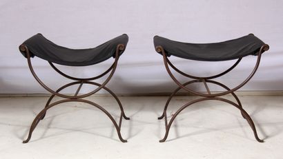 Paire de tabourets en fer forgé et assise...