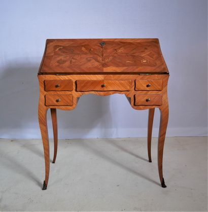Bureau de pente en bois de placage marqueté...