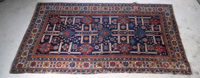 Tapis en laine à décor géométrique sur fond...