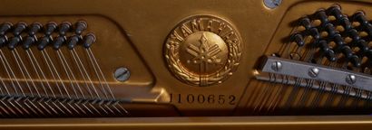 *YAMAHA
Piano droit laqué noir sur roulettes,...