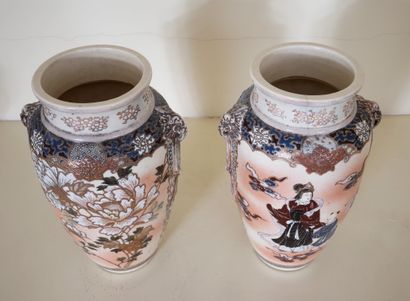 Paire de vases à deux anses en faïence à...