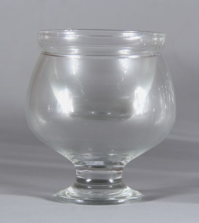 Quatorze bols à caviar en verre transparent...