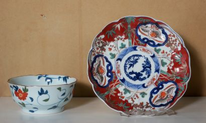 *Lot comprenant une coupe en porcelaine de...