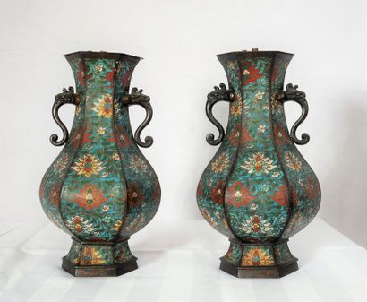 Paire de vases à deux anses en métal cloisonné...