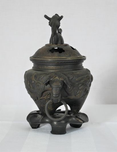 Brûle-parfum tripode en bronze patiné à deux...