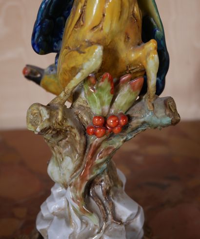 *Statuette en porcelaine polychrome représentant...