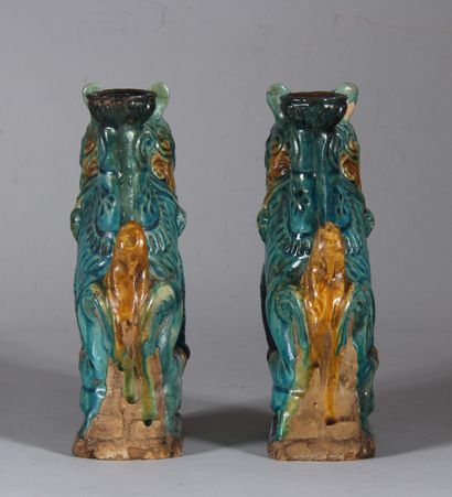 Deux bougeoirs en céramique polychrome en...