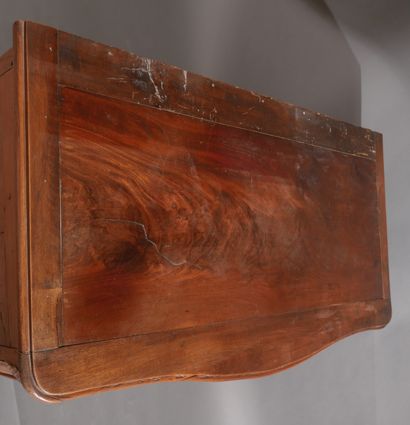Commode galbée en bois naturel à quatre tiroirs...