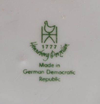 Partie de service de table en porcelaine...