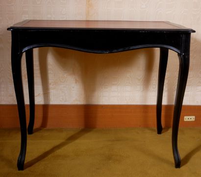 *Table en bois noirçi garnie de cuir rouge,...