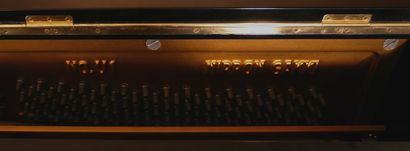*YAMAHA
Piano droit laqué noir sur roulettes,...