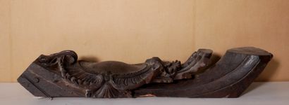 *Elément en bois sculpté à décor d'un médaillon...