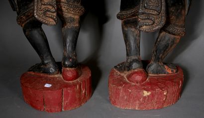 Paire de danseuses en bois peint, Extrême-Orient
H...