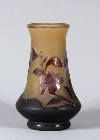 Vase balustre en verre à décor de feuillage...