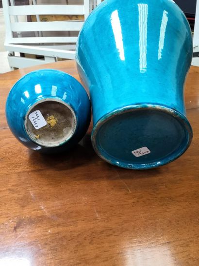 Deux vases en céramique à engobe turquoise,...