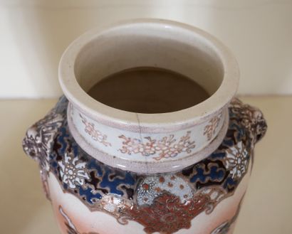Paire de vases à deux anses en faïence à...