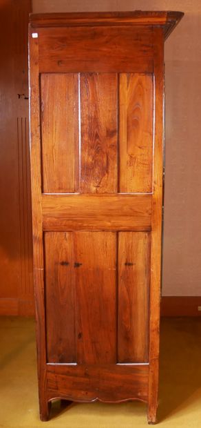 *Armoire en bois naturel mouluré et sculpté...