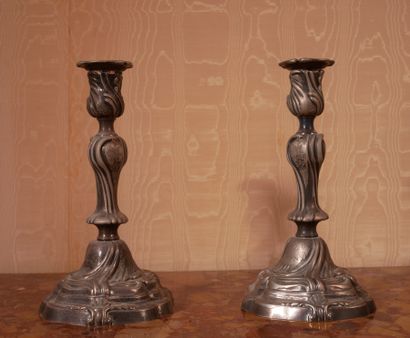 *Paire de bougeoirs en bronze argenté, style...