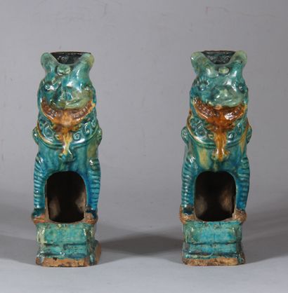 Deux bougeoirs en céramique polychrome en...