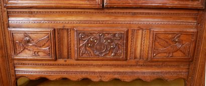 *Armoire en bois naturel mouluré et sculpté...