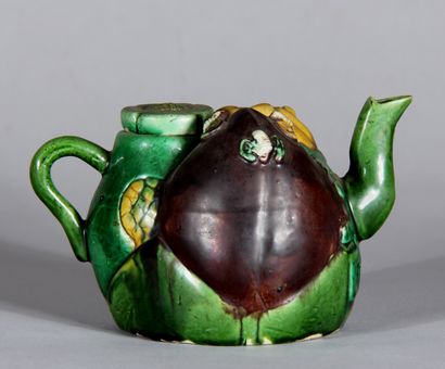 Théière en porcelaine polychrome, Chine (éclat...