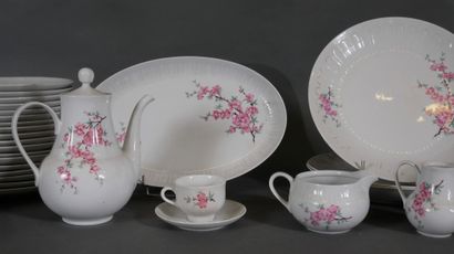 Partie de service de table en porcelaine...