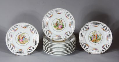 Douze assiettes à dessert en porcelaine blanche...