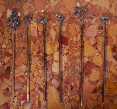 *Six brochettes en métal à décor d'anima...