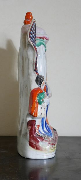STAFFORDSHIRE
Groupe en faïence polychrome...