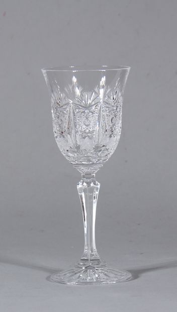 Vingt quatre verres sur pied en cristal taillé,...