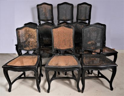 Treize chaises cannées à dossier droit en...