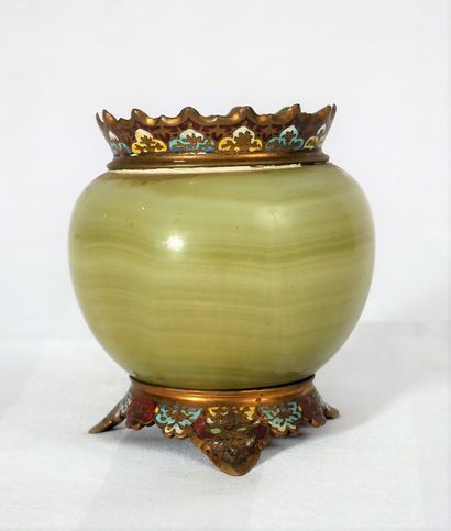 Vase en onyx à monture en bronze cloisonné...