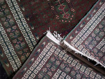 Tapis en laine à décor polychrome de formes...