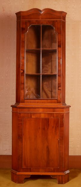 *Encoignure-vitrine d'angle en bois de placage,...