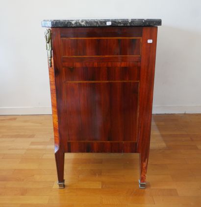 Commode en bois de placage marquetée de filets...